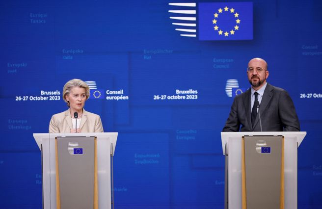 即将在北京召开的中欧峰会上，欧盟委员会主席冯德莱恩（左）与欧盟理事会主席密契尔（右）将在电动车补贴问题上与中国国家主席习近平针锋相对。（图／路透）