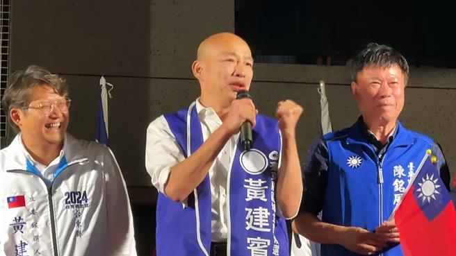 前高雄市長、國民黨不分區立委參選人韓國瑜（中）3日於台東輔選行程滿檔，晚間陪同台東立委參選人黃建賓（左）至豐安宮廟口開講。（蕭嘉蕙攝）