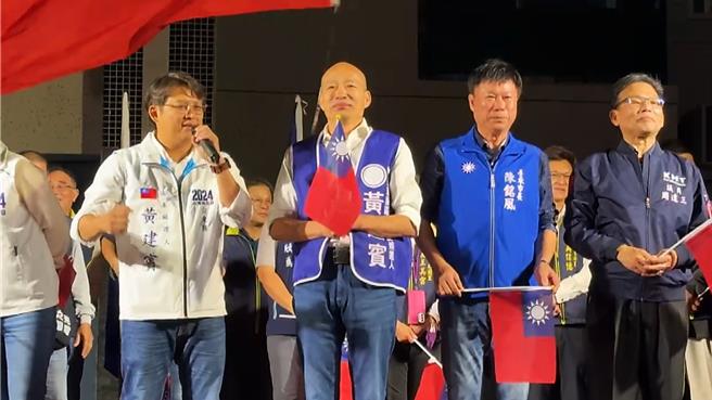 國民黨台東區域立委參選人黃建賓（左）高喊「讓立法院變台東的辦事處」，此話一出，前高雄市長韓國瑜（右三）笑說「這不是大牌立委，這是在吹牛比賽」。（蕭嘉蕙攝）