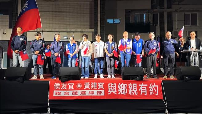國民黨台東區域立委參選人黃建賓（左六）3日晚間於豐安宮廟口開講，前高雄市長韓國瑜（右五）、國民黨台東縣黨部主委吳秀華（左四）、台東縣長饒慶齡（左五）等人站台輔選。（蕭嘉蕙攝）