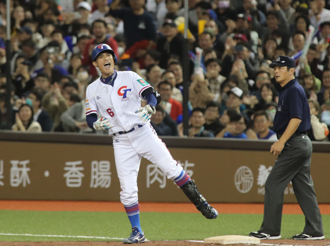 中华队林承飞敲出台北大巨蛋正式赛首安。（郑任南摄）