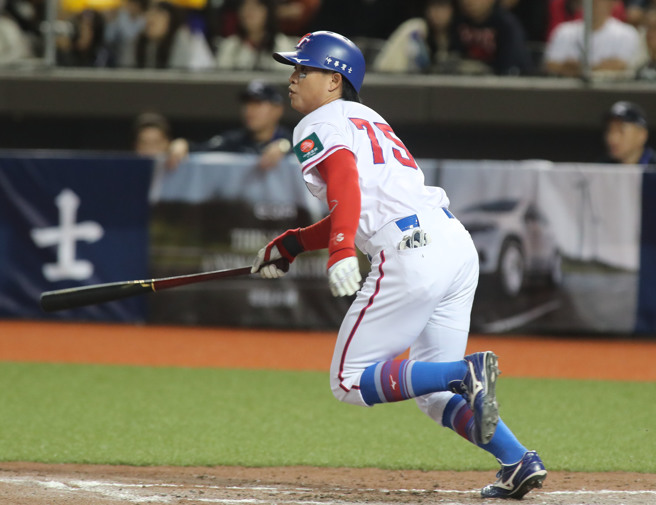 中华队外野手陈孝允打回台北大巨蛋正式启用后第1分。（郑任南摄）