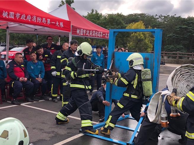 桃園義消火災搶救競賽，同場競技交流拚第一。(消防提供／蔡依珍桃園傳真)