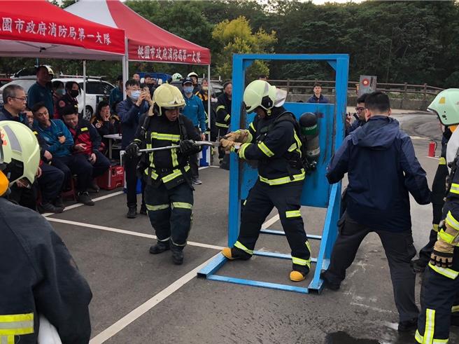 桃園義消火災搶救競賽，同場競技交流拚第一。(消防提供／蔡依珍桃園傳真)