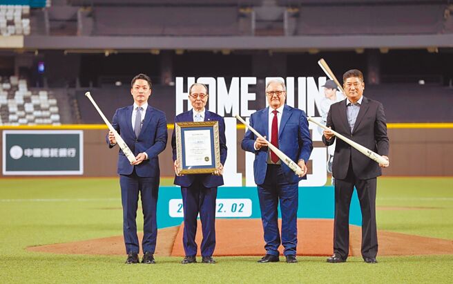 臺北市市长蒋万安（左一）致赠臺北市最高荣誉「荣誉市民」予王贞治（左二），王贞治回赠纪念球棒予蒋万安市长、中华棒协理事长辜仲谅（右一）及世界棒垒球总会会长Riccardo Fraccari（右二）。图／中信银行提供