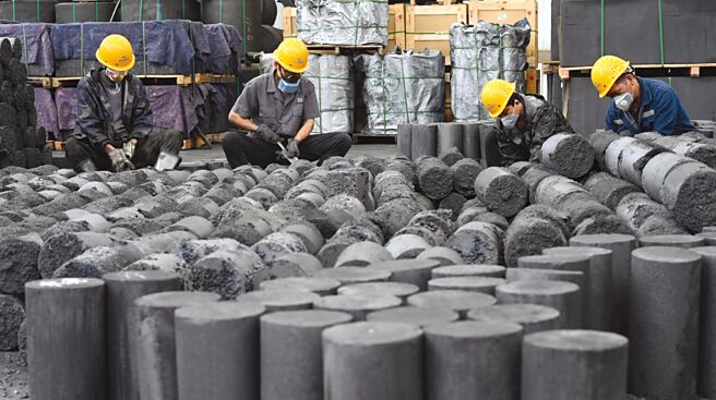 中国启动石墨出口禁令，为电动车产业投下震撼弹，日韩等汽车大国当前亦加快脚步向外开拓其他材料来源地。图／新华社