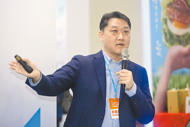 第7届台湾医疗科技展中，新光医院2日办理健康达人讲座，由胸腔内科主治医师林镇均主讲「慢性阻塞性肺病和肌少症的关系」。（张铠乙摄）