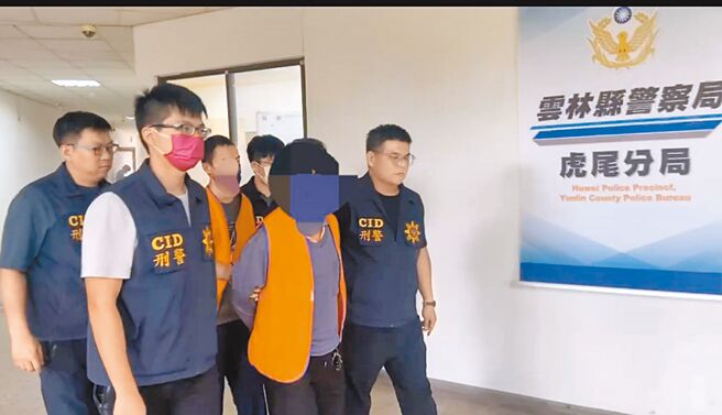 云林县虎尾镇陈姓男子因父母、胞弟认为他卡到阴，将他压在地上挖喉咙驱邪致死，陈父（前中）、陈弟（后中）事后被检察官依伤害致死罪嫌声押获准。（虎尾警分局提供／张朝欣云林传真）