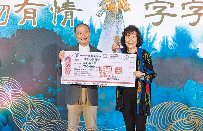 邱潇君（右）2日出席第44届旺旺时报文学奖颁奖典礼，获得报导文学首奖，并从评审杨渡（左）手上接过奖座。（罗永铭摄）