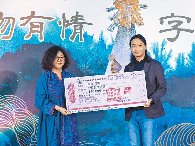 吴俊霖（右）2日出席第44届旺旺时报文学奖颁奖典礼，获得散文类首奖，并从评审邓小桦（左）手上接过奖座。（罗永铭摄）