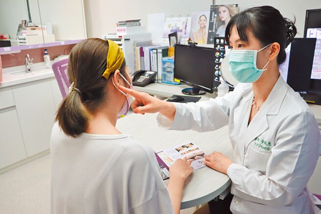 台北林口长庚医院皮肤科黄毓惠表示，许多中重度病人常因药物效果不佳或副作用，就自行中断治疗，建议不要任意停药。（黄毓惠提供／郑郁蓁台北传真）