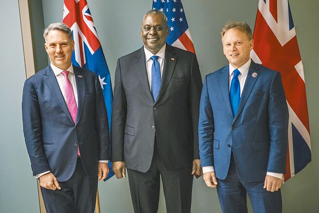 美国国防部长奥斯汀（中）在「国防创新小组」加州总部会晤澳洲国防部长马勒斯（左）和英国国防部长夏普斯（右），讨论「澳英美三方安全伙伴关系」（AUKUS）的合作事项。（摘自美国国防部长奥斯汀社群媒体X）