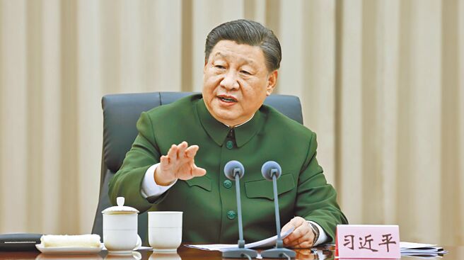 大陸國家主席習近平2日向2023年「讀懂中國」國際會議（廣州）致賀信，表示將持續打造市場化、法治化、國際化營商環境。圖為習近平1日視察武警海警總隊東海海區指揮部。（新華社）