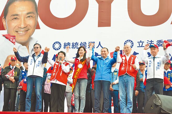 桃園市長張善政（前排左起）、台中市長盧秀燕、立委萬美玲、國民黨總統參選人侯友宜、國民黨不分區立委參選人韓國瑜2日共同高喊支持侯友宜、萬美玲，期盼政黨輪替。（賴佑維攝）