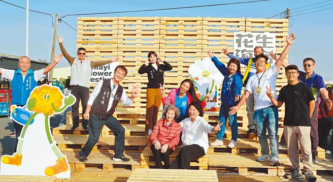 嘉义市政府已连续多年在12月与休耕农民合作，在玉山路底营造大片花海，2日下午由嘉义市长黄敏惠（坐姿第一排右）为花海生活节揭开序幕。（吕妍庭摄）