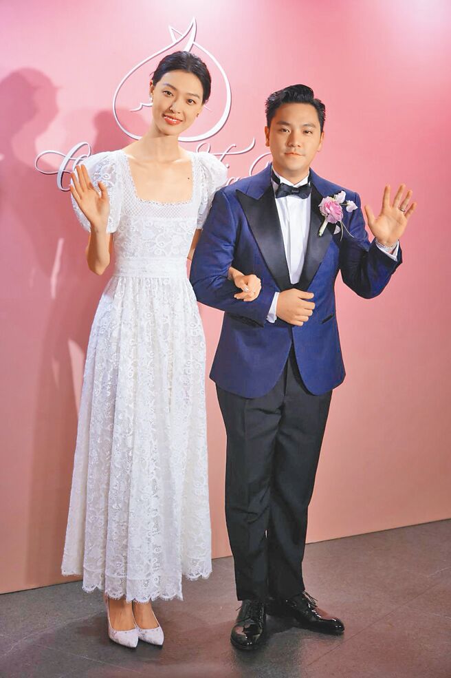 王令尘（右）跟游天翼2日完婚，两人稳交多年终升格夫妻。（Number One PR Communication Limited提供）