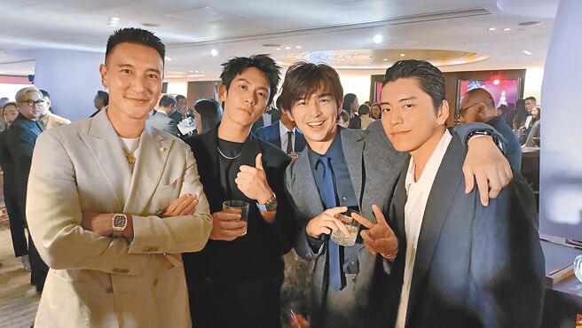 王阳明（左起）、柯震东、陈柏霖、王大陆2日开心参与好友王令尘的婚宴。（读者提供）