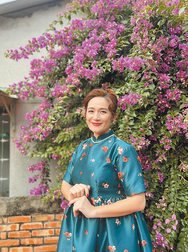 罗美玲成功从歌手转型当演员，在《一村喜事》饰演村长夫人。（全民大剧团提供）