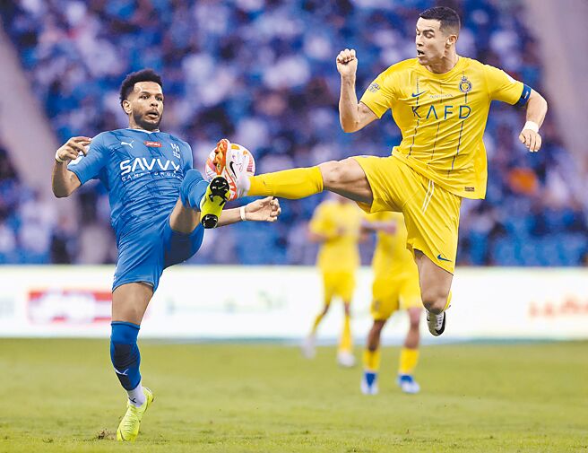 C.罗纳多（右）在利雅德德比奋力跃起出脚抢球。（路透）