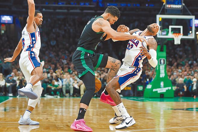 塞尔提克前锋塔图（中）因为左肘打到七六人前锋柯文顿（右）的脸，并与裁判争吵，被吹技术犯规驱逐出场。（美联社）