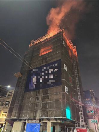 高雄工地大樓火警 7樓以上全燃燒如夜晚中的火把