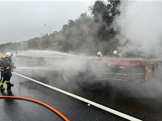 國1南下龜山段 聯結車燒成火球！濃煙影響車流回堵3公里