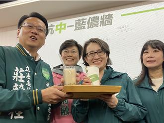 蕭美琴掃街處女秀獻台中 鐵粉獻昔日立委戰袍