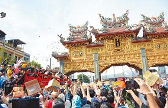 大甲媽迎王船 萬人爭睹開光點睛