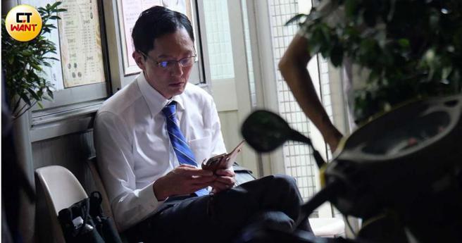 拍摄空檔松重丰边休息边滑手机。（图／本刊摄影组）