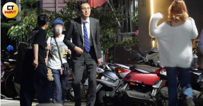 结束酸白锅店拍摄工作，一行人转战下个拍摄点。（图／本刊摄影组）