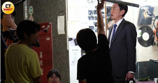 拍摄时松重丰瞪大眼珠露出夸张表情，让人瞬间跌入该剧情节里。（图／本刊摄影组）