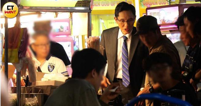 稍晚剧组转往台北市饶河夜市，在米粉汤摊位继续拍摄。（图／本刊摄影组）