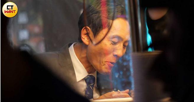 简单的一碗米粉汤，却让松重丰露出满足幸福的表情。（图／本刊摄影组）