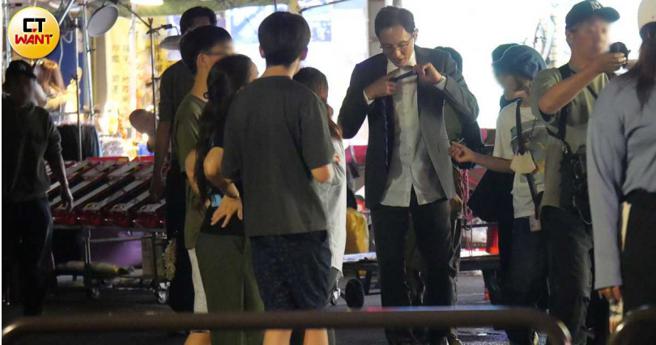 收工后松重丰解开领带放松，等待交通车来接。（图／本刊摄影组）