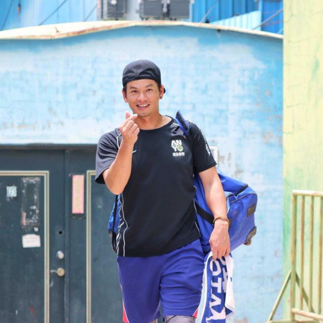 姜建铭虽已退疫，但对棒球仍充满高度热诚。（图／取自姜建铭脸书）