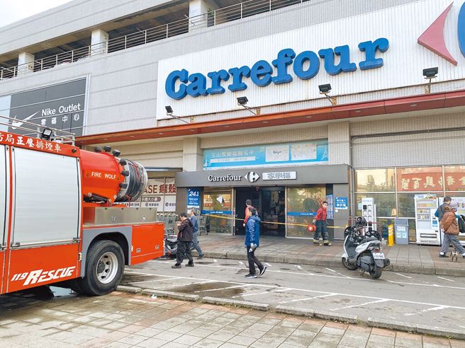 家樂福中原店竄火，警方查出3男拿打火機噴殺蟲劑助燃釀禍。（中時資料照）