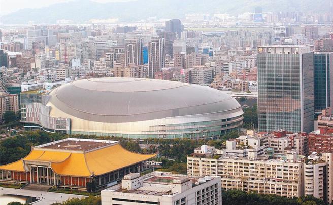 球迷等待多年，台北大巨蛋終於完工，圖為其周遭外觀。（本報資料照）