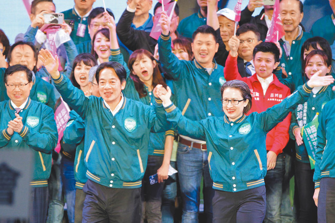 民進黨副總統參選人蕭美琴（前右）。（資料照）