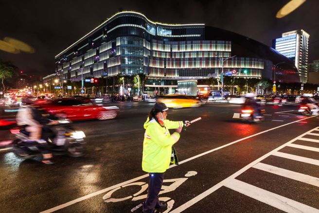 台北大巨蛋首场国际级正式赛事3日晚间顺利落幕，约1.7万名球迷进场共襄盛举，赛后人潮陆续离开，周边道路车流顺畅，路口也有人员协助指挥交通。（中央社）
