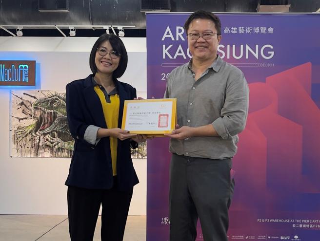 高师大学美术系在「2023 高雄艺术博览会」举办公益展，公益所得捐赠给喜憨儿慈善基金会。（图片来源：高师大提供）