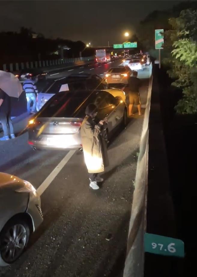 国道1号高速公路北上97.6公里路段，4日凌晨1时许突然出现掉落的大型钢条散落物，不慎撞上、辗压到散落物而造成车损的车主都将车停靠路肩等待救援。（摘自脸书记者爆料网／陈育贤新竹传真）