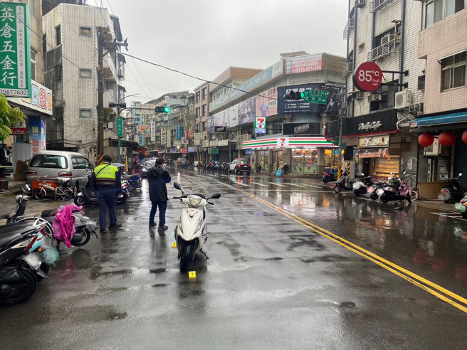 郭姓老翁在過馬路時遭鍾女撞上，送醫後傷重不治。（新北市三重警分局提供／呂健豪新北傳真）