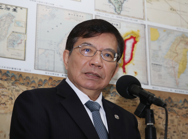 立法院交通委员会4日审查113年度中央政府总预算案附属单位预算营业部分关于交通部主管中华邮政股份有限公司营业预算，列席的交通部长王国材（图）于会前受访。（刘宗龙摄）