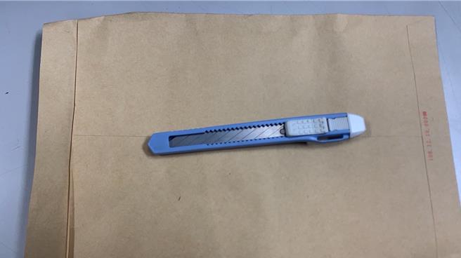 小港分局員警獲報到場處理時，遭何男用美工刀劃開手臂，大量血液噴灑在地板上，所幸緊急送醫搶救縫合無礙。（高市小港分局提供／袁庭堯高雄傳真）