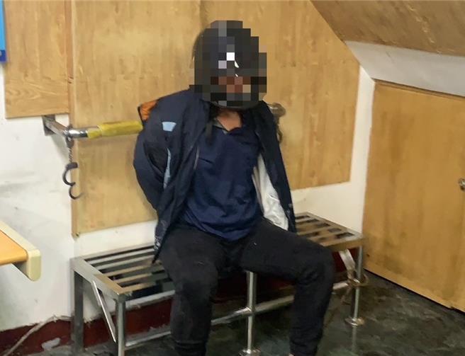 高雄市40歲何姓男子無業寄居好友邱姓男子家中3個月，不願搬走引發邱男不滿，2人不但大吵，何男還用美工刀偷襲前來調解的員警。（高市小港分局提供／袁庭堯高雄傳真）