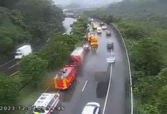 台62线西向过四脚亭隧道，汽车事故占据内车道。（翻摄「1968即时影像」）