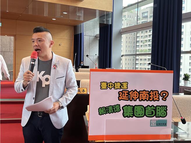 民眾党台中市议员江和树质询指出，民进党立委参选人蔡其昌广告看板不实、总统参选人赖清德乱开支票，根本是诈骗集团。(林欣仪摄)