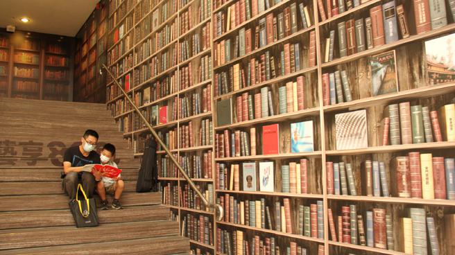 紀錄40年出版品的「藝享800」魔幻書牆。（圖片來源：臺中市政府文化局提供）