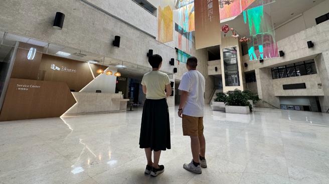 大墩文化中心於挑高大廳懸吊「榮耀40」彩虹膜裝置，隨光影變幻色彩，別具特色。（圖片來源：臺中市政府文化局提供）