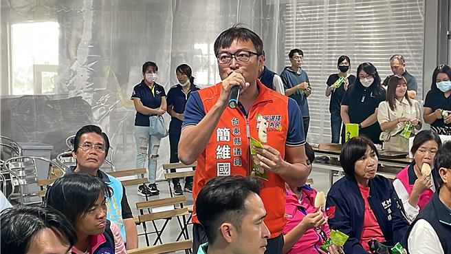 民進黨台東縣黨部主委、縣議員簡維國（著橘背心者）2日下午跑攤酒駕，0.16毫克／公升超標，警方依規定製單舉發。（蕭嘉蕙攝）